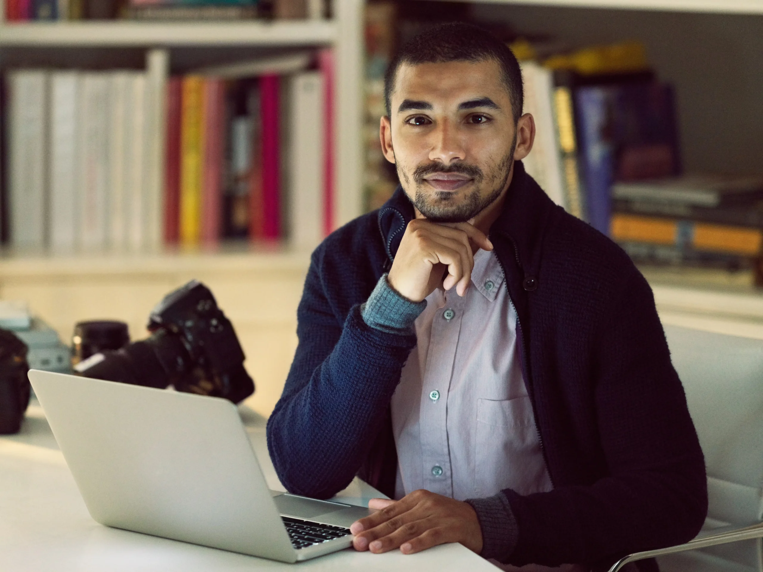 Freelancers brazil vs full-time: man working